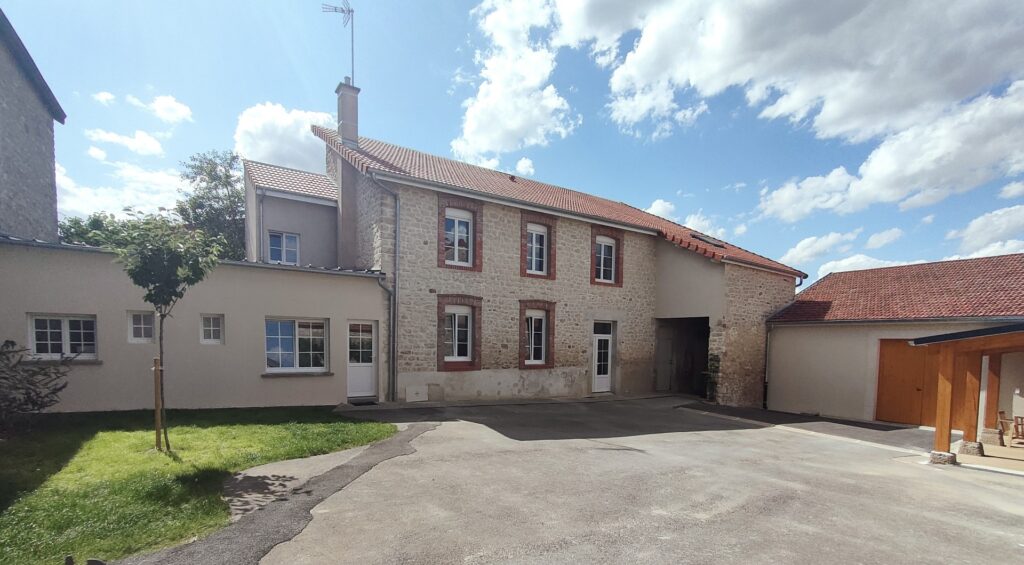 extérieur du gîte a Pouillon